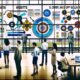 Dynamische Büroszene mit Marketern, die an digitalen Whiteboards und Monitoren arbeiten, auf denen komplexe Marketingdaten zu einem zentralen Kundenprofil zusammengeführt werden.