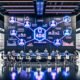 Marketing-Profis analysieren digitale Dashboards und KI-Berichte in einem futuristischen Büro mit Echtzeit-Influencer-Analytics und holografischen Displays.