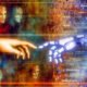 Illustration eines Menschen, der eine Roboterhand berührt; dahinter digitale Codes und fragmentierte Gesichter, geteilt durch warme und kalte Farbtöne, als Sinnbild für das Spannungsfeld von menschlicher Ethik und künstlicher Intelligenz.