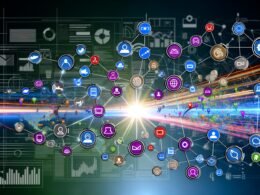 Stilisierte, digitale Customer Journey Map als Netzwerk farbiger Touchpoints mit Datenströmen, hinterlegt von Diagrammen und Code – moderner, futuristischer Stil.