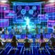 Futuristischer Arbeitsplatz mit schwebenden Influencer-Analyse-Dashboards, Marketingteam und KI-gestützter Social-Media-Überwachung.