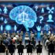 Futuristischer Hörsaal mit multikulturellem Publikum, holografischem Display mit neuronalen Netzen, moralischer Symbolik und Silhouetten von KIs im Hintergrund.
