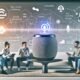 Modernes Wohnzimmer mit zentralem Apple HomePod, junge Menschen besprechen Podcast-Strategien, große Apple Podcasts Wandgrafik und eingeblendetes Analytics-Diagramm im Vordergrund.
