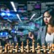 Ein Mensch mit Notizblock spielt Schach gegen eine futuristische Roboter-Maschine auf einem digital beleuchteten Schachbrett, während im Hintergrund Datenströme und Marketing-Analytics angezeigt werden.