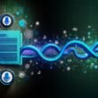 Stilisiertes Titelbild mit digitalem Workflow zwischen Textdokument und Lautsprecher, umgeben von Mikrofon-, Chatbot- und Audiowellensilhouetten in leuchtenden Blautönen auf dunklem Hintergrund.