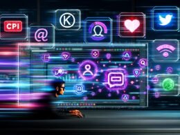Person arbeitet fokussiert an einem Monitor mit Shortform-Content-Snippets, bunten KPI-Charts und holografischen Social-Media-Logos in einem futuristischen Workspace.