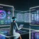 Futuristische Kommandozentrale mit transparenten Bildschirmen, farbigen Diagrammen, Social Media und SEO-Daten. Person mit Headset arbeitet effizient an Tablet und steuert Content mittels Sprachbefehl in moderner, neonbeleuchteter Umgebung.