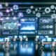 Futuristischer Arbeitsplatz mit mehreren Monitoren, interaktiven Dashboards, KI-Symbolen und Logos von TikTok, Reels und YouTube-Shorts, umgeben von Marketers bei der Datenanalyse.