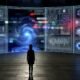 Futuristischer Kontrollraum mit holografischen KI-Interfaces, Mensch im Zentrum und Schatten im Hintergrund