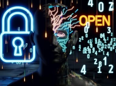 Dystopisches Porträt eines mit leuchtenden Kabeln und digitalen Codes durchzogenen menschlichen Kopfes im Halbschatten, unscharfe Logos großer Tech-Konzerne und ein verriegeltes 'OPEN'-Schild im Hintergrund.