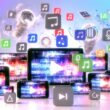 Modernes Titelbild mit Smartphone, Desktop und Tablet, die dynamische Video-Clips zeigen, darüber schweben Symbole für KI, Transkription, Analytics und Workflows, im Hintergrund erkennbare Social-Media-Logos.