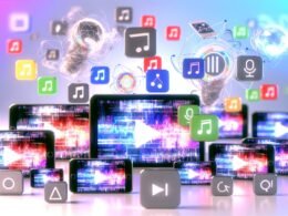 Modernes Titelbild mit Smartphone, Desktop und Tablet, die dynamische Video-Clips zeigen, darüber schweben Symbole für KI, Transkription, Analytics und Workflows, im Hintergrund erkennbare Social-Media-Logos.