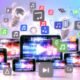 Modernes Titelbild mit Smartphone, Desktop und Tablet, die dynamische Video-Clips zeigen, darüber schweben Symbole für KI, Transkription, Analytics und Workflows, im Hintergrund erkennbare Social-Media-Logos.
