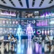 Futuristisch gestaltetes, offenes Marketingbüro mit digitalen Dashboards, Robotern, KI-Hologrammen und Echtzeit-Datenanalysen an den Wänden