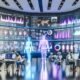 Futuristisch gestaltetes, offenes Marketingbüro mit digitalen Dashboards, Robotern, KI-Hologrammen und Echtzeit-Datenanalysen an den Wänden