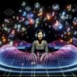 Person mit Kopfhörern in dunklem Raum, umgeben von farbigen 3D-Soundwellen, Tönen und holografischen Audiografiken für Head-Tracking und Binaural-Technik