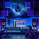 Futuristisches Tonstudio mit Ambisonics-Mikrofon, binauralem Dummy-Head-Mikrofon, High-End-Kopfhörern und großen Bildschirmen mit 3D-Audio-Wellenformen in moderner, blau-violetter Umgebung.