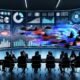 Futuristisches Büro mit Team von Marketern, die digitale Dashboards und Datenanalysen in der Luft betrachten, klassische Flipcharts und Marketing-Handbücher liegen unbeachtet im Hintergrund.
