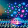 Modernes Mischpult mit leuchtenden Audio-Wellen, Social Audio-Plattform-Logos und KI-Symbolen, umgeben von Workflows und Automatisierungstools auf abstraktem, digitalem Hintergrund.