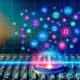 Modernes Mischpult mit leuchtenden Audio-Wellen, Social Audio-Plattform-Logos und KI-Symbolen, umgeben von Workflows und Automatisierungstools auf abstraktem, digitalem Hintergrund.