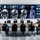 Futuristisch gestaltetes Konferenzzimmer mit menschlichen Beratern auf der einen und KI-Robotern sowie Hologrammen auf der anderen Seite, die Daten auswerten und Analysen liefern.