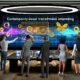 Futuristisches Büro mit vielen Monitoren, die bunte Datenströme und Dashboards zeigen, ein Team deutet auf ein zentrales virtuelles Interface, das verschiedene Marketingdatenquellen verbindet.