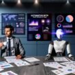 Moderner Konferenztisch mit entschlossenem Marketingberater und überfordert wirkendem humanoiden Roboter im Gespräch, flankiert von Daten-Dashboards und Notizen, mit Poster zum Thema Automatisierung im Hintergrund.