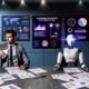 Moderner Konferenztisch mit entschlossenem Marketingberater und überfordert wirkendem humanoiden Roboter im Gespräch, flankiert von Daten-Dashboards und Notizen, mit Poster zum Thema Automatisierung im Hintergrund.