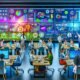 Junges, diverses Marketingteam arbeitet in einem modernen Büro vor großen Bildschirmen mit bunten Dashboards, Diagrammen und Echtzeit-Daten.
