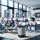 Junge Profis sitzen entspannt im modernen Wohnzimmer und hören einem Clubhouse Smart Speaker mit leuchtenden Audiowellen und Social Icons zu