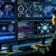 Analyst in einem abgedunkelten Command Center mit mehreren Monitoren, die Echtzeitdaten, Social-Media-Feeds, Karten, Dashboards und KI-Analysen anzeigen.