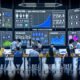 Ein moderner, digitaler Marketing-Command-Center mit Monitoren, KPI-Dashboards, großen Bildschirmen mit Echtzeitdaten, Datenschutz-Symbolen und Marketern bei der Analyse.