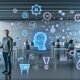 Szenenbild eines modernen Großraumbüros mit Mitarbeitenden an Laptops und stilisierten KI-Silhouetten, die Datenströme und Automatisierungsprozesse visualisieren. Zwischen den Schreibtischen sind Icons für Automatisierung, neuronale Netzwerke, Kreativität und API-Stecker zu sehen.