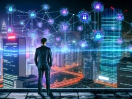 Futuristische Stadt bei Nacht mit leuchtenden Datenströmen, Hochhäusern und einer Person im Business-Outfit vor einem digitalen Bildschirm.