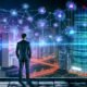 Futuristische Stadt bei Nacht mit leuchtenden Datenströmen, Hochhäusern und einer Person im Business-Outfit vor einem digitalen Bildschirm.