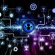 Futuristische Illustration eines Workflows mit Clubhouse-Logo, Text-to-Speech, APIs, Soundkarten, Überwachungssystemen und leuchtenden Datenlinien auf dunklem Hightech-Hintergrund.