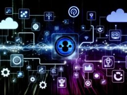 Futuristische Illustration eines Workflows mit Clubhouse-Logo, Text-to-Speech, APIs, Soundkarten, Überwachungssystemen und leuchtenden Datenlinien auf dunklem Hightech-Hintergrund.