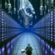 Cyberpunk-inspirierter, endloser Serverraum mit leuchtenden Festplatten, einer schwebenden Licht-Hand und einem einsamen Nutzer an einem Laptop, umgeben von dunklen Gestalten.