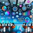 Futuristischer Social Media Maschinenraum mit Dashboard, Social Media Logos, offenen Content-Kalendern und Teams an Laptops in hell durchfluteter, moderner Umgebung.