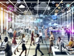 Futuristisches Büro mit diversen Teams, die an transparenten Bildschirmen, AI-Tools und Hologrammen kreativ zusammenarbeiten.