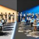 Modernes Büro mit Mitarbeitern, die im Licht mit innovativen Technologien arbeiten, während am dunklen Rand Menschen besorgt alte Geräte und Zeitungen halten.