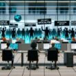 Moderne Büro-Szene mit angespannten deutschen Mitarbeitern vor Computern, Protesten hinter Glaswänden und digitalen Symbolen für KI, Blockchain und Automatisierung, durchzogen von Medien-Schlagzeilen zu Kontrollverlust und Arbeitsplatzabbau.