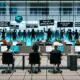 Moderne Büro-Szene mit angespannten deutschen Mitarbeitern vor Computern, Protesten hinter Glaswänden und digitalen Symbolen für KI, Blockchain und Automatisierung, durchzogen von Medien-Schlagzeilen zu Kontrollverlust und Arbeitsplatzabbau.