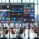 Modernes Büro mit großen Fenstern und digitalem Dashboard, das User Generated Content, Analysen und Teamwork in Echtzeit visualisiert.