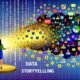 Illustration eines Marketers im Büro mit chaotischen Datenströmen, Excel-Tabellen und Google Analytics Dashboards, aus denen eine leuchtende Storytelling-Brücke zu aufmerksam lauschenden Menschen führt.