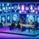 Podcast-Studio mit futuristischem Design, Blockchain-Hologrammen, NFT-Kunst, diversen Podcastern und hochmodernen Web3-Interfaces vor leuchtendem Neonhintergrund.