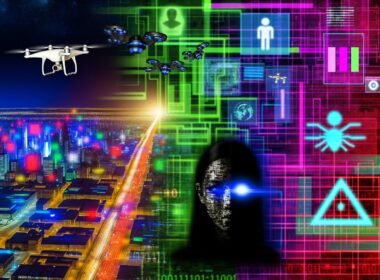 Futuristische Großstadt mit Neonlichtern und einer verhüllten Figur, deren Gesicht von Kamera-Pixeln fragmentiert ist, sowie auffälligen Daten- und KI-Elementen.