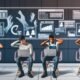 Minimalistischer Büroraum mit Marketing-Team, digitalen User Generated Content-Elementen und großem SEO-Dashboard im Vordergrund, Szene voller Aufbruchsstimmung und Vernetzung im Jahr 2025.