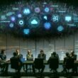 Entscheidungsträger:innen sitzen nachts im düsteren Konferenzraum vor digitalen Dashboards zu KI, Blockchain und Cybersecurity, über ihnen die Andeutung eines digitalen Tsunamis aus Binärzahlen.