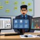 Führungskraft im Büro vor drei Monitoren: links eine unübersichtliche Excel-Tabelle, mittig ein farbiges Balkendiagramm in PowerPoint, rechts ein lebendiges, interaktives Dashboard mit klaren Visualisierungen. Im Vordergrund Notizzettel mit den Worten Kontext, Story, User, Insights.